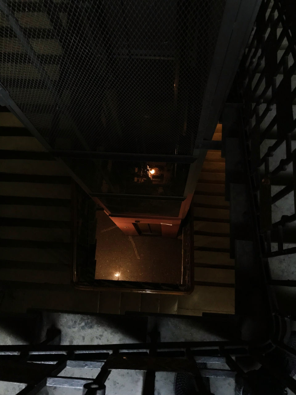 HIGH ANGLE VIEW OF STAIRCASE IN BUILDING