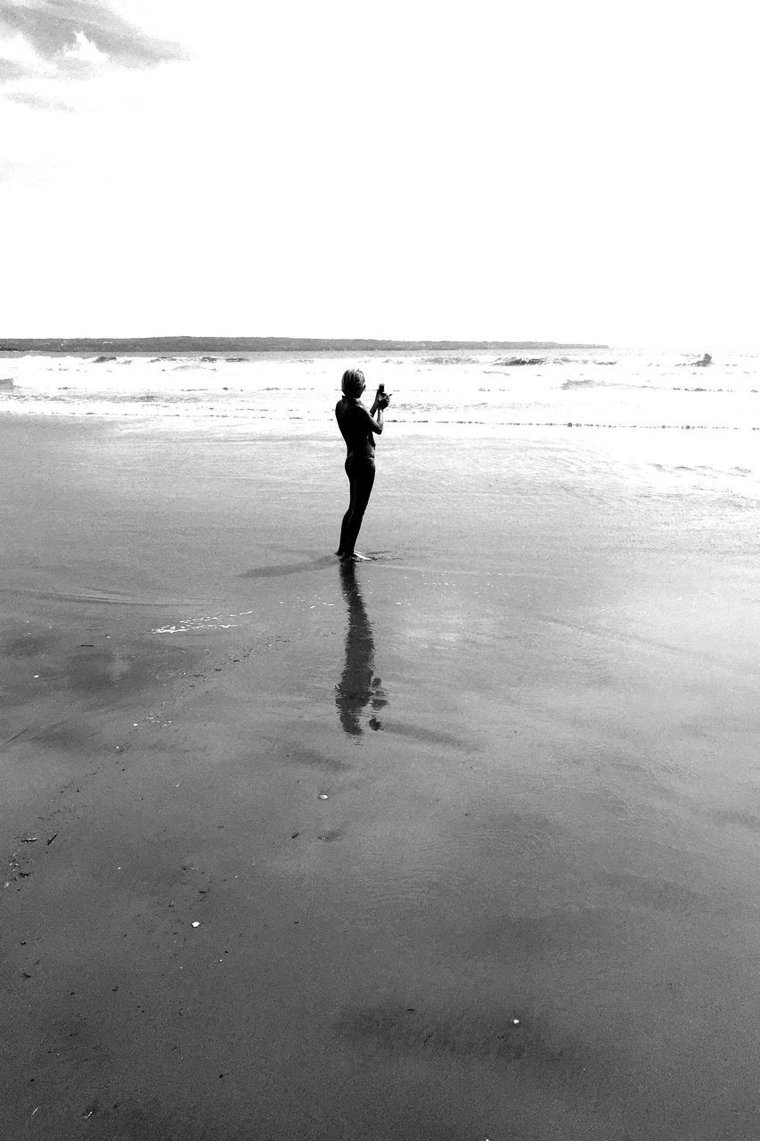 lifestyles, leisure activity, sea, full length, beach, water, men, horizon over water, unrecognizable person, silhouette, copy space, standing, enjoyment, motion, wave, nature, shore, vacations