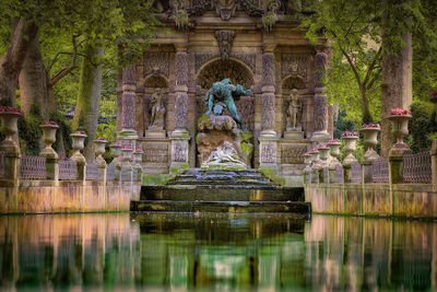 Fountain and statue in a park 