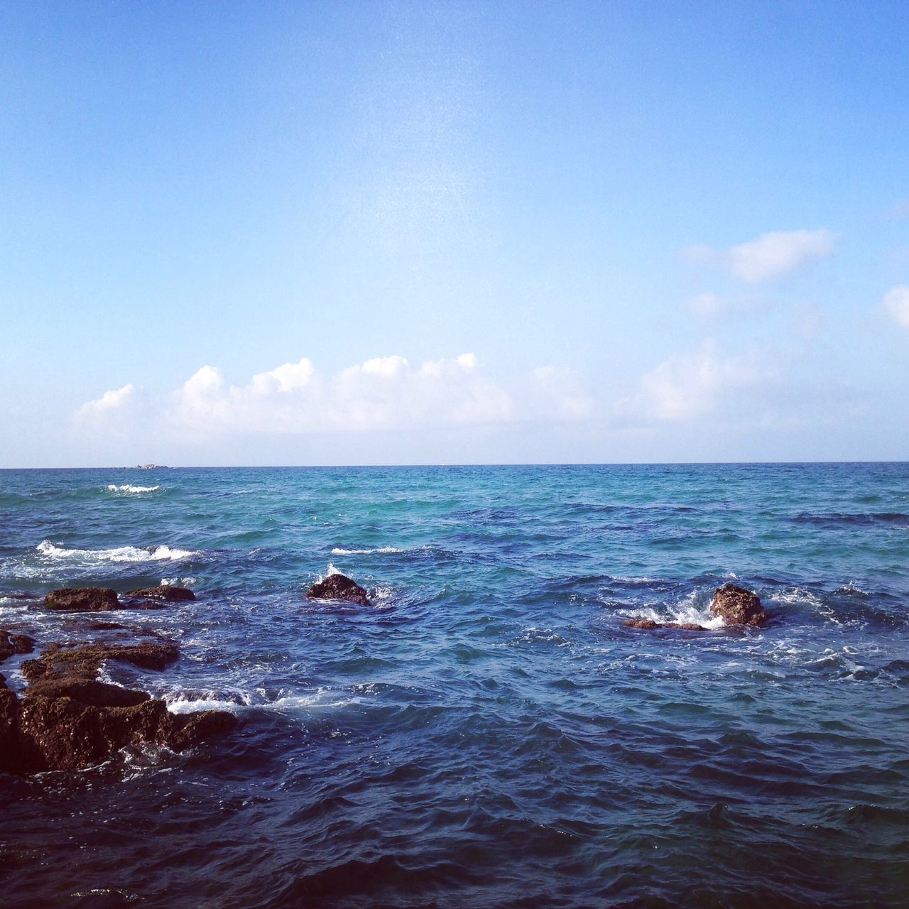 sea, water, horizon over water, waterfront, blue, scenics, sky, beauty in nature, tranquility, tranquil scene, nature, rippled, seascape, wave, idyllic, copy space, day, outdoors, clear sky, motion