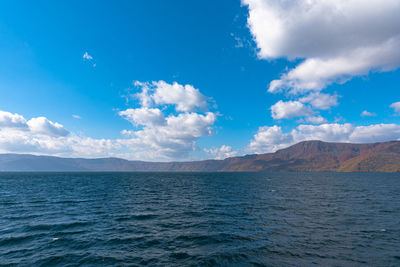 Lake towada utumn foliage scenery. towada-hachimantai national park in tohoku region. aomori, japan.