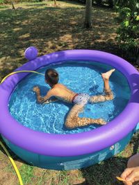 Enfant dans piscine