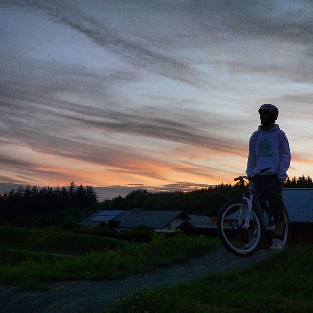 bicycle, land vehicle, transportation, mode of transport, sky, cloud - sky, landscape, grass, tranquil scene, stationary, tranquility, scenics, sunset, field, side view, lifestyles, nature, beauty in nature