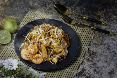 Pad thai is a popular dish for both thais and foreigners.