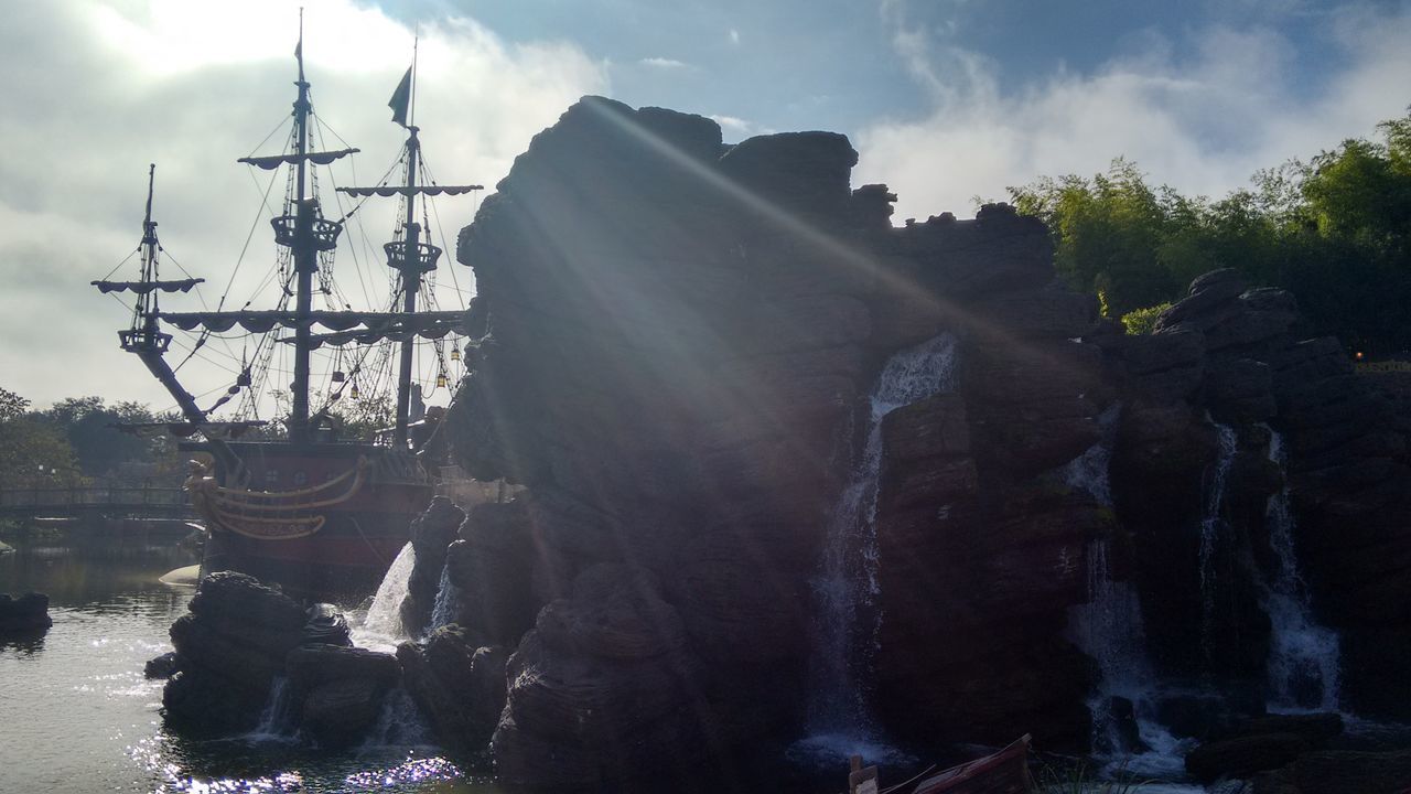 STATUE AMIDST WATER AGAINST SKY