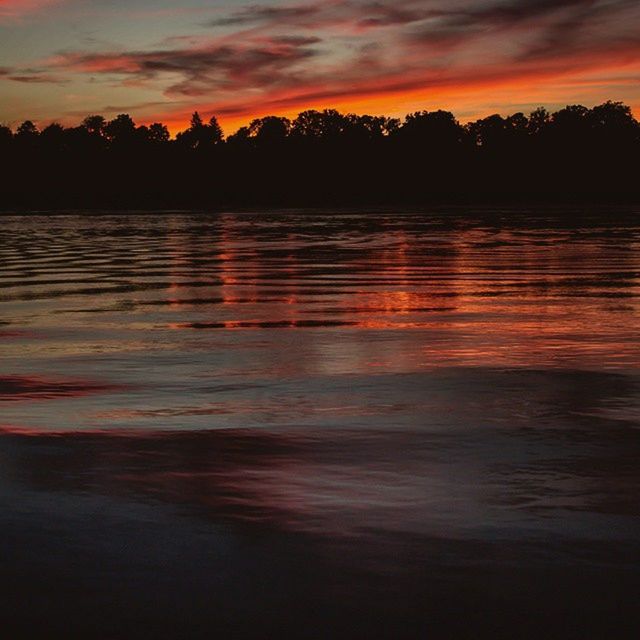 sunset, water, orange color, scenics, tranquil scene, beauty in nature, sky, tranquility, reflection, silhouette, idyllic, nature, waterfront, dramatic sky, lake, cloud - sky, sea, rippled, majestic, outdoors