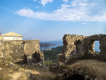 Old ruin building against sky