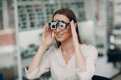 Portrait of a smiling young woman wearing glasses