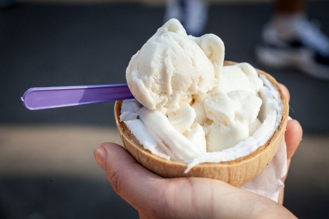 CROPPED IMAGE OF HAND HOLDING ICE CREAM