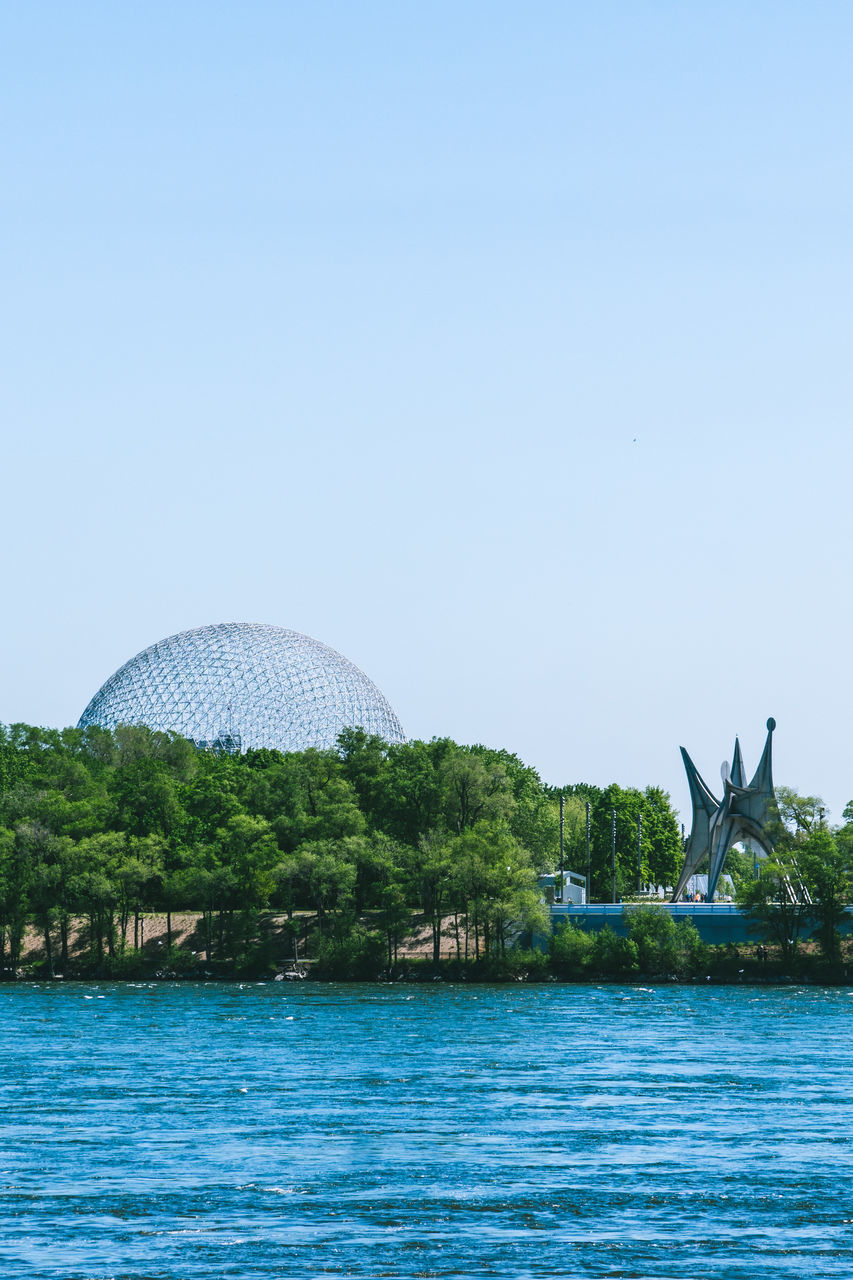 VIEW OF STATUE BY SEA AGAINST SKY