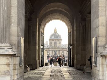 Louvre open to seine