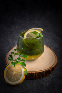 Green lemon slice in glass on table