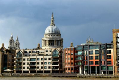 St pauls cathedral and river against sky