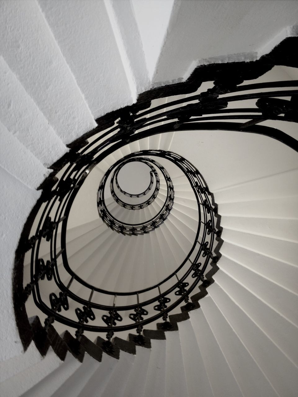 spiral, steps and staircases, indoors, staircase, spiral staircase, steps, railing, built structure, architecture, pattern, design, directly below, low angle view, circle, geometric shape, stairs, ceiling, modern, metal, building