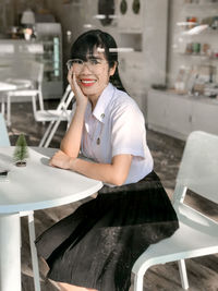 Portrait of a smiling young woman in restaurant