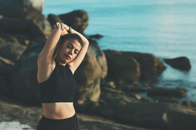 Side view of young woman looking at sea