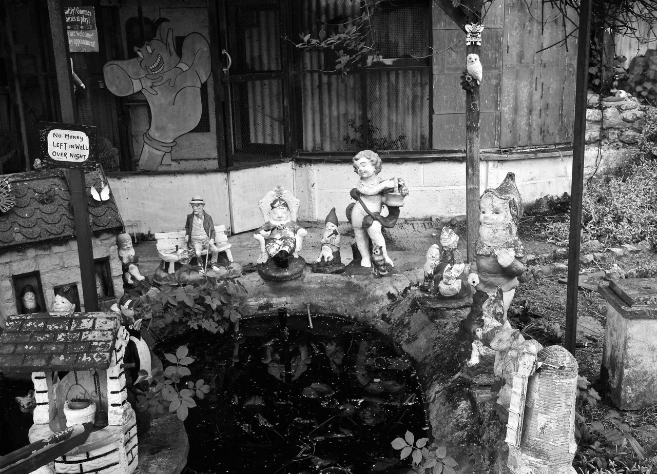 STATUE OF PEOPLE IN TRADITIONAL BUILDING