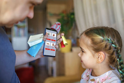 Online shopping concept. father with his daughter having fun during their online shopping at home