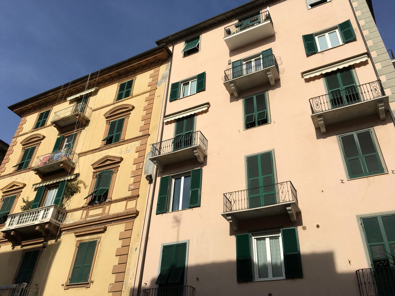 LOW ANGLE VIEW OF RESIDENTIAL BUILDING AGAINST SKY