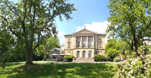 Deutsches theater göttingen theater facade with park