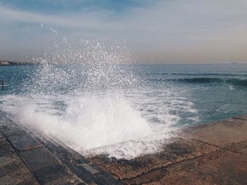 Waves splashing in sea