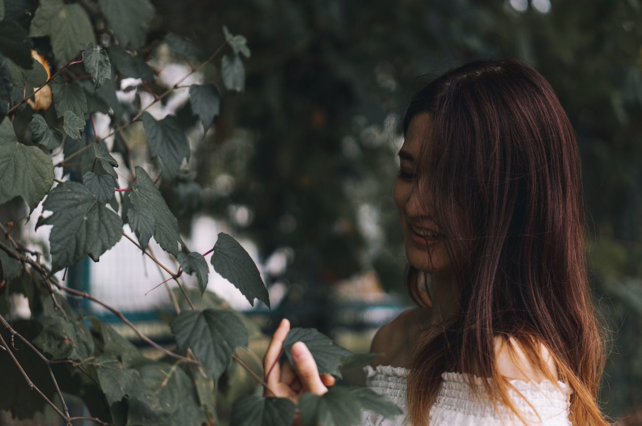 long hair, one person, hairstyle, headshot, hair, real people, leaf, plant part, plant, portrait, lifestyles, young women, leisure activity, women, young adult, focus on foreground, adult, brown hair, looking, nature, outdoors, beautiful woman, leaves