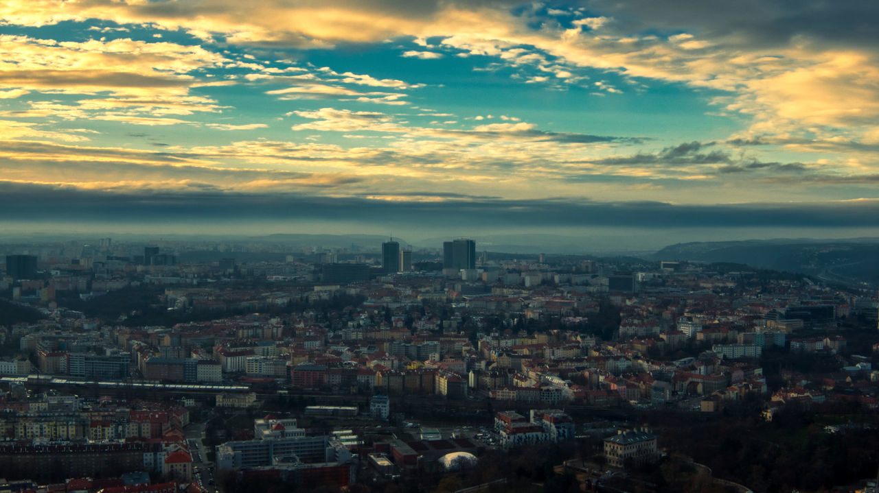 HIGH ANGLE VIEW OF TOWNSCAPE AGAINST SKY