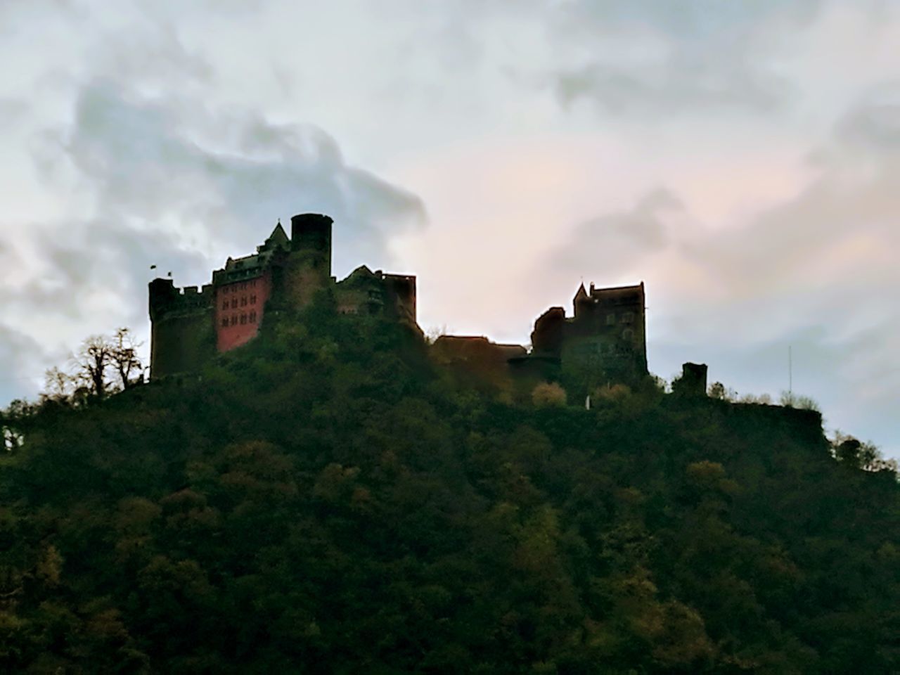 LOW ANGLE VIEW OF CASTLE AGAINST CLOUDY SKY
