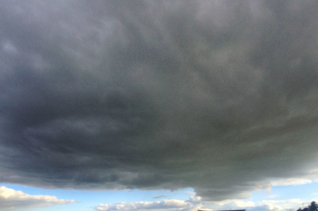 sky, cloud - sky, cloudy, low angle view, beauty in nature, weather, scenics, cloudscape, tranquility, overcast, nature, tranquil scene, sky only, cloud, storm cloud, idyllic, backgrounds, dramatic sky, outdoors, atmospheric mood