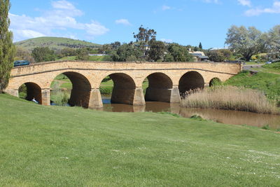 Arch bridge against sky