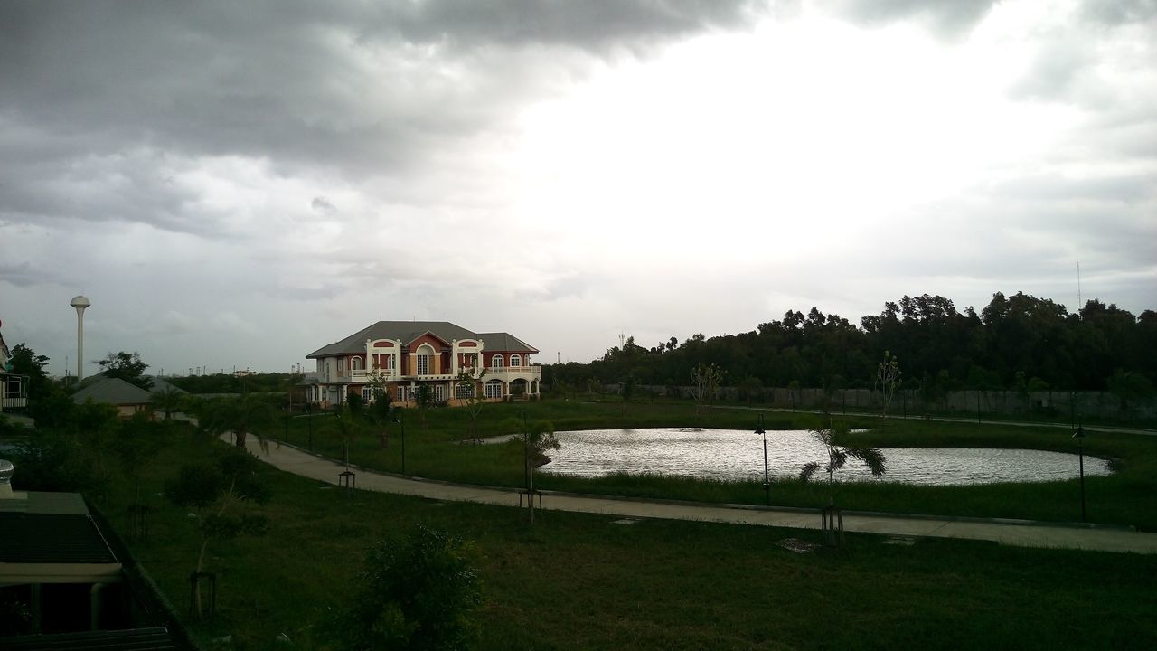 VIEW OF HOUSES IN A LAKE