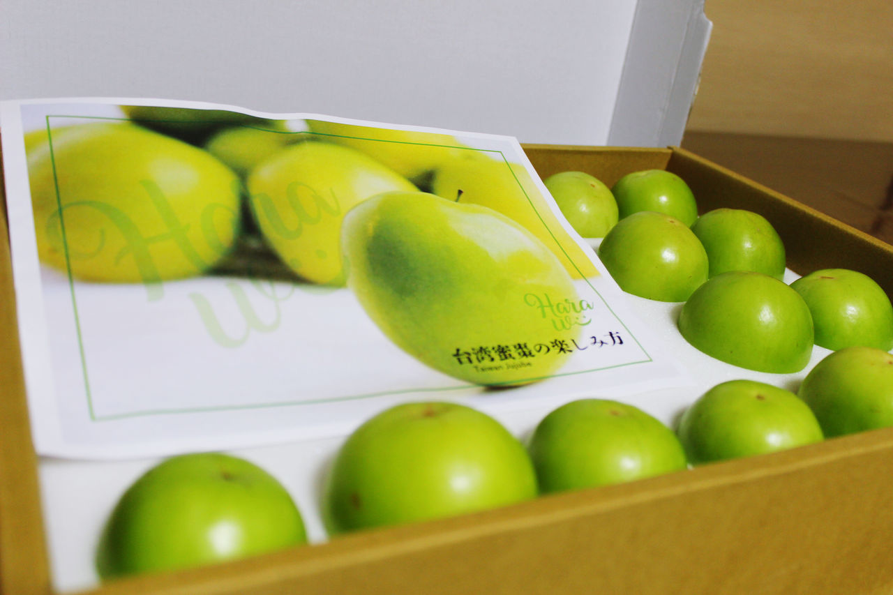 healthy eating, food and drink, food, text, fruit, indoors, still life, container, wellbeing, no people, freshness, western script, box, green color, close-up, communication, number, apple - fruit, price tag, box - container, apple, orange