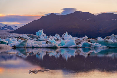 Scenic view of icebergs and mountains on jokulsarlon glacial lagoon