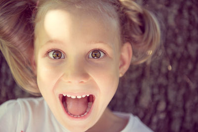 Close-up portrait of smiling girl outdoors