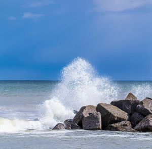 Waves splashing on rocks