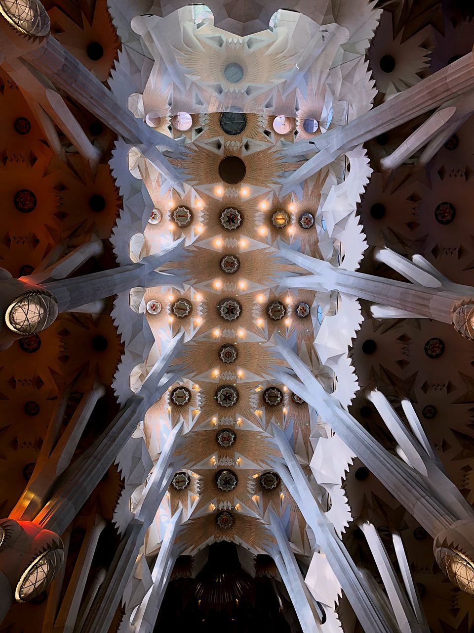 LOW ANGLE VIEW OF ORNATE CEILING IN TEMPLE