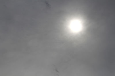 Low angle view of sun shining in sky