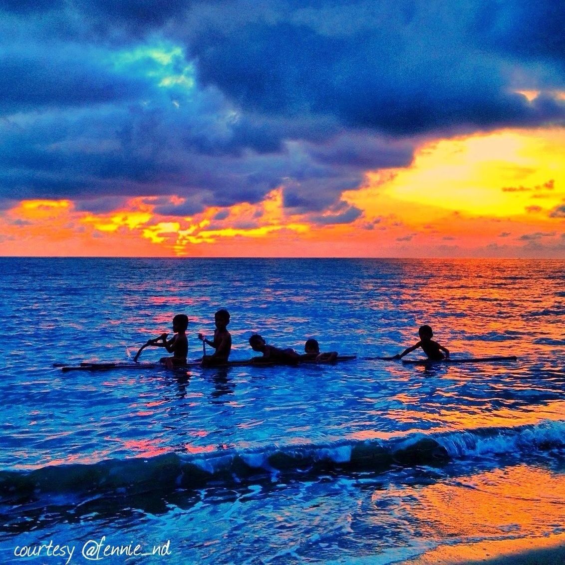 sea, water, sky, sunset, horizon over water, leisure activity, cloud - sky, lifestyles, men, silhouette, scenics, beauty in nature, beach, vacations, nature, tranquil scene, cloudy, tranquility