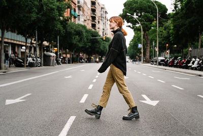 Urban portrait of a young woman in the middle of the city