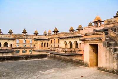 Beautiful view of orchha palace fort, raja mahal and chaturbhuj temple from jahangir mahal, orchha