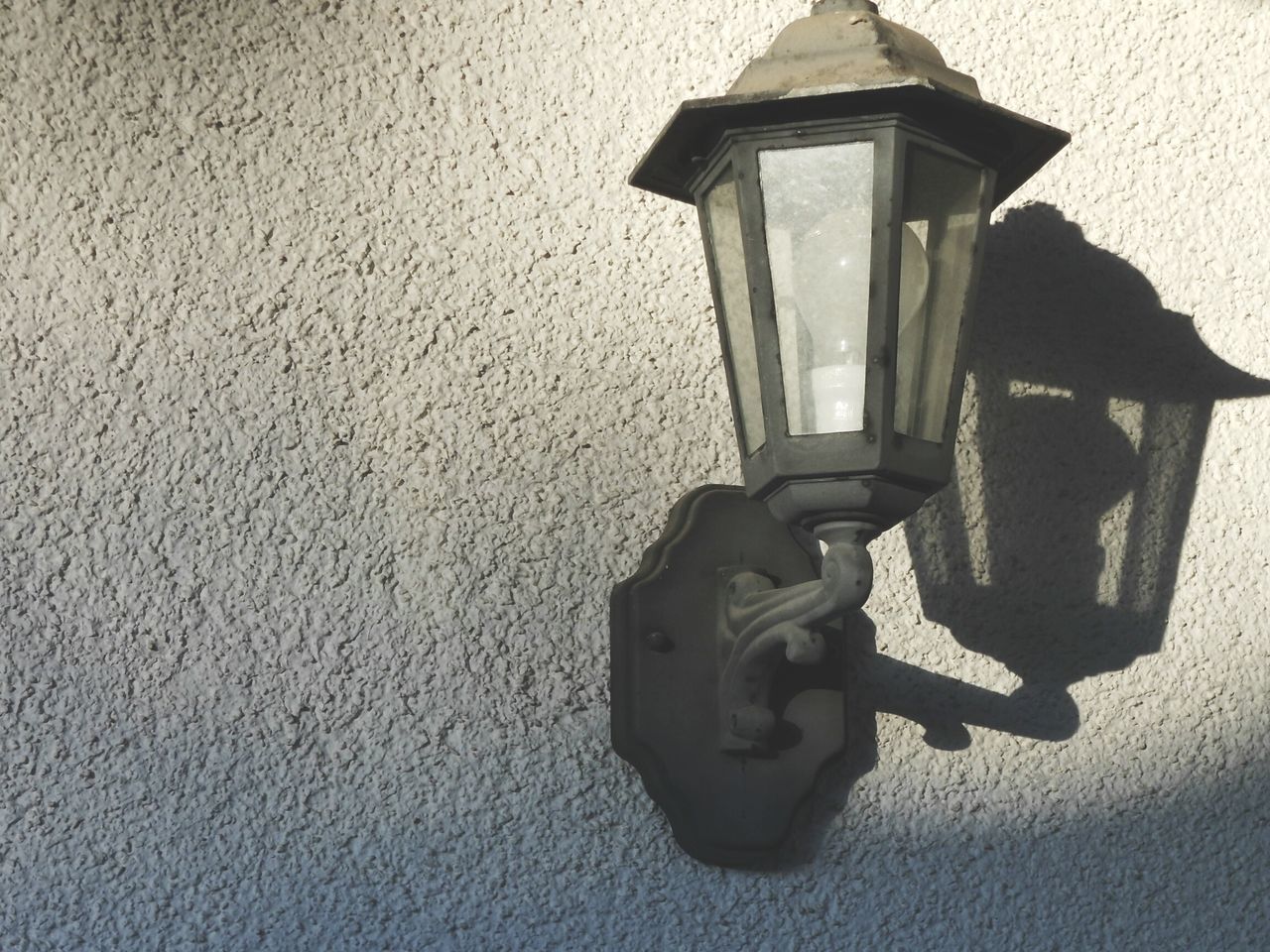 wall - building feature, architecture, built structure, indoors, shadow, wall, old-fashioned, door, no people, building exterior, home interior, hanging, house, sunlight, lighting equipment, table, day, retro styled, absence, close-up