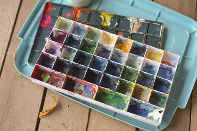 Used and dry condition of used and dry poster paint mixing tray.