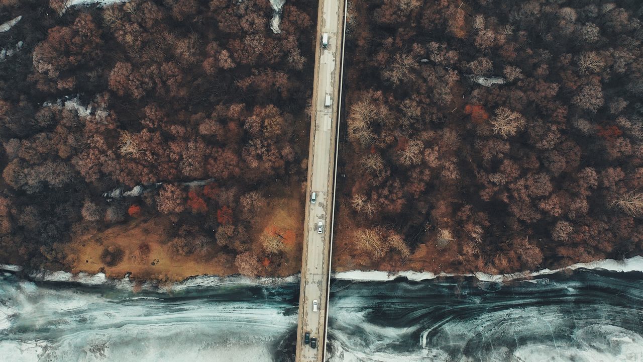 CLOSE-UP OF RUSTY METAL ON ROCKS