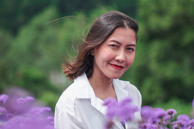 Portrait of a smiling young woman outdoors