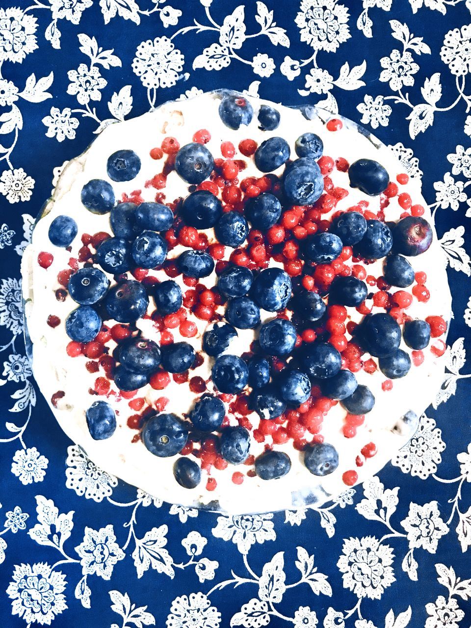 HIGH ANGLE VIEW OF BERRIES IN PLATE ON TABLE