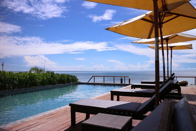 Swimming pool with the sea