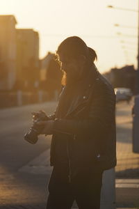 Phootographer in orange 