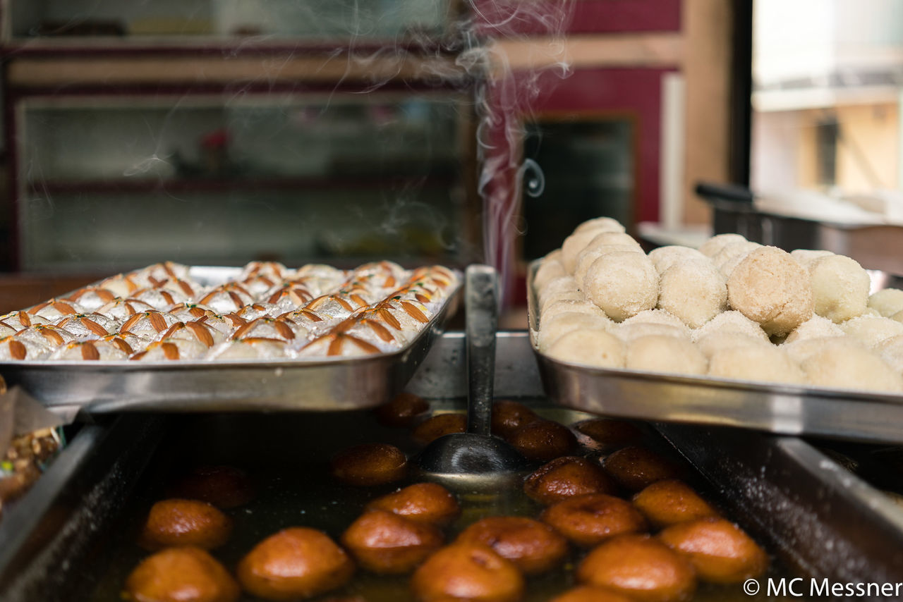 CLOSE-UP OF FOOD IN TRAY