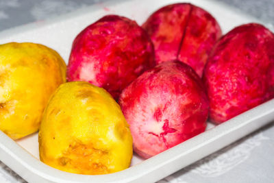 Close-up of apples in bowl