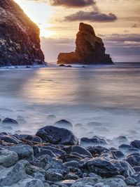 Rocky coast of sea. slow shutter speed for smooth water level. visite isle of skye in scotland
